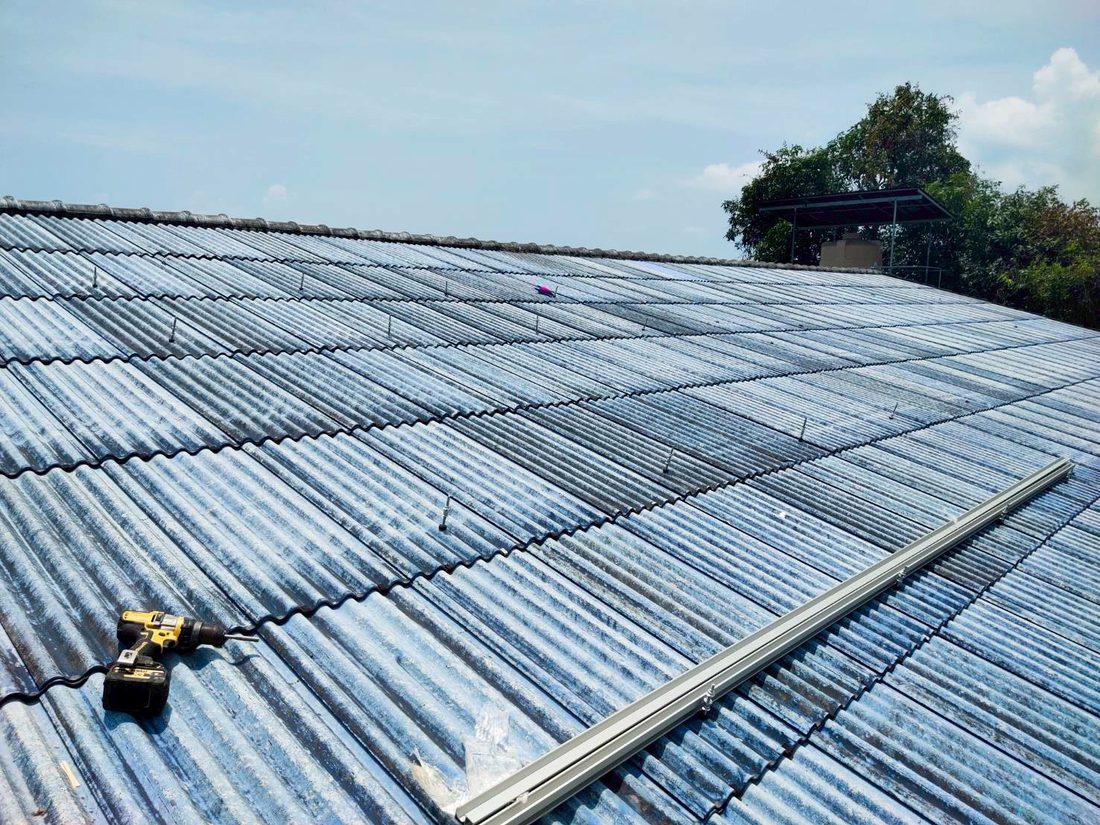 Mounting rails on the corrugated roof