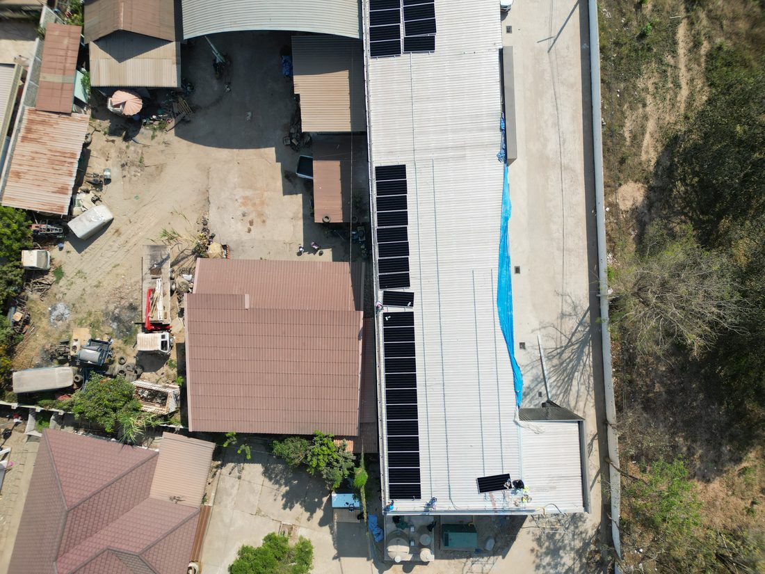 The array from above: long rows on a metal-sheet roof