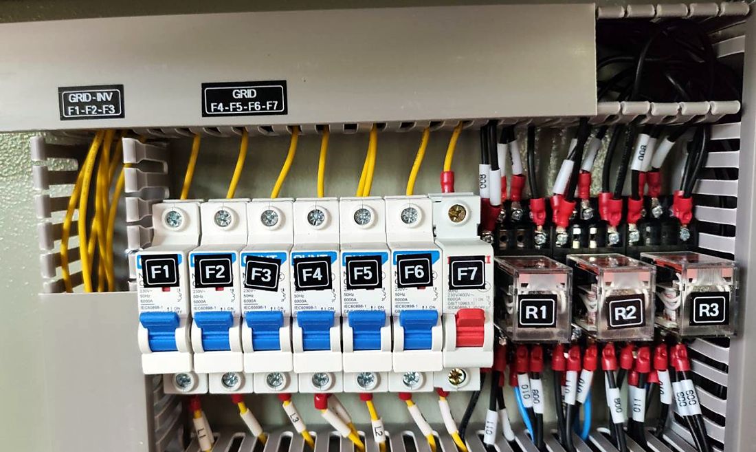 Row of control fuses F1 to F7 and relays R1 to R3 with numbered wires
