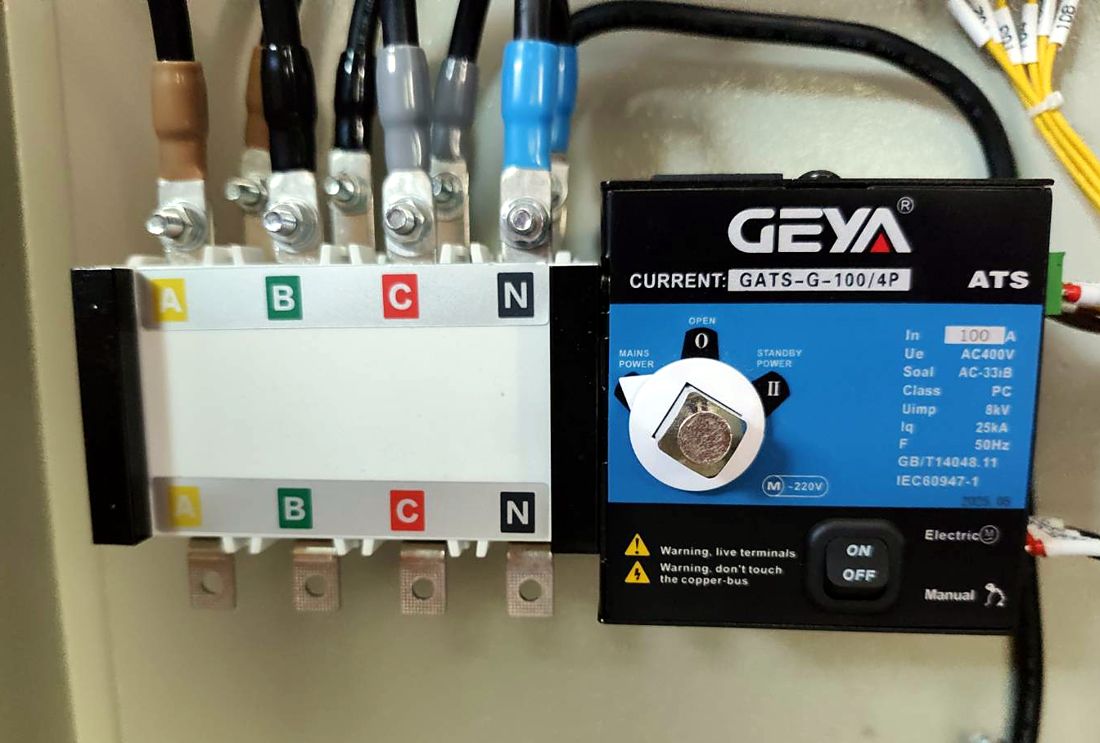 Four-pole automatic transfer switch with phase-coloured terminals
