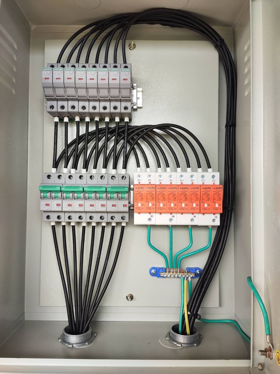 DC combiner box with a row of SUNTREE fuse holders, two-pole SUNTREE DC breakers, surge protection devices and an earth bar